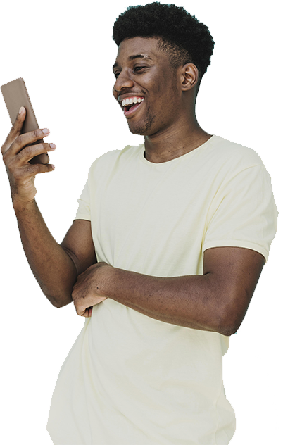 portrait-d-homme-heureux-regardant-smartphone